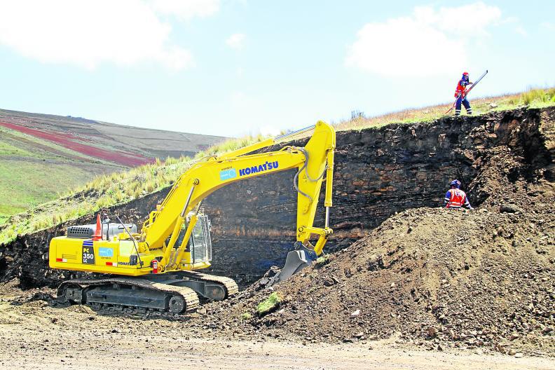 Presidente Humala pone primera piedra en carretera  Pampas-Imperial