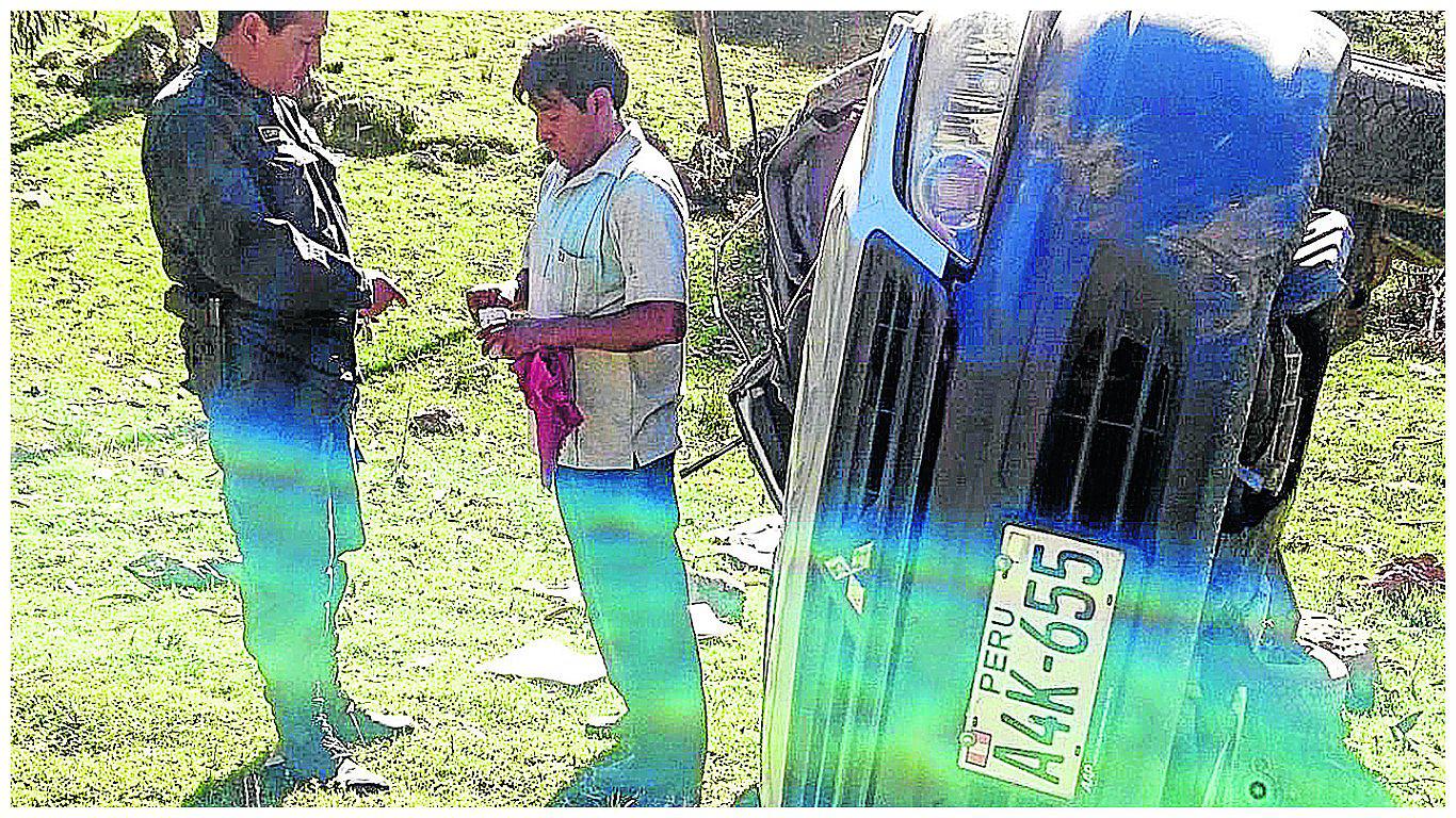 Familia limeña que iba a fiesta de cruces cae con vehículo al abismo 