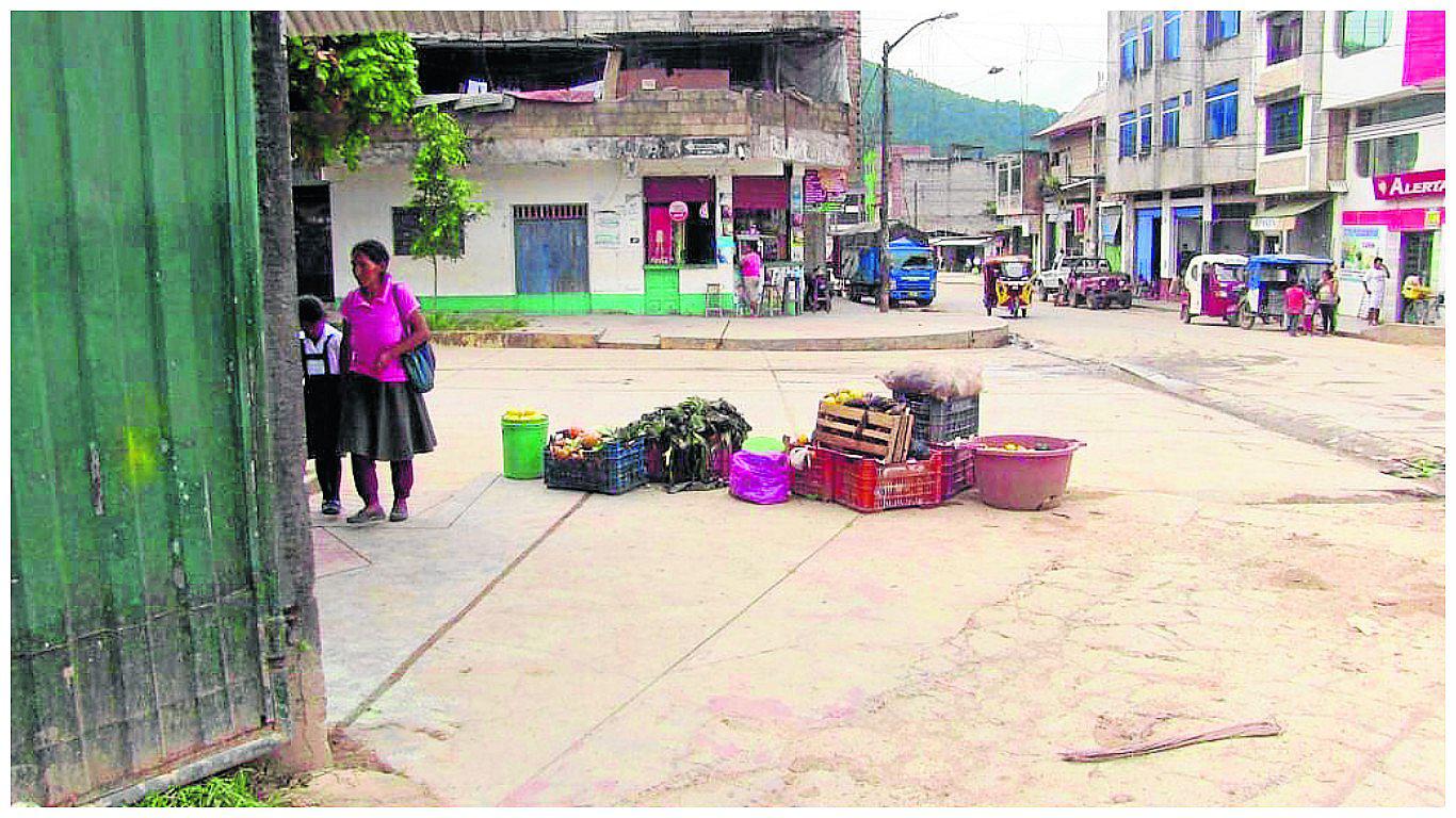 ​Comerciantes de Pichanaki reclaman por basura acumulada en la calle 