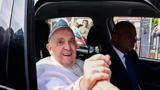 “Aún estoy vivo”: Papa Francisco sale del hospital tras pasar tres días internado