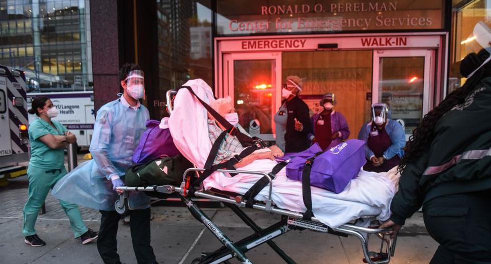Imagen referencial. Un hombre mayor es visto en camilla el 30 de abril de 2020 en el Hospital NYU Langone en la ciudad de Nueva York. (Stephanie Keith/Getty Images/AFP).
