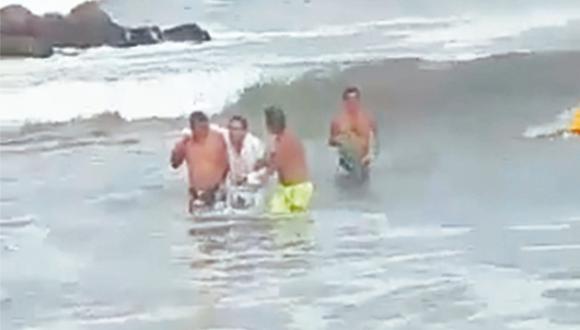 Salvavidas rescatan a dos bañistas en Besique