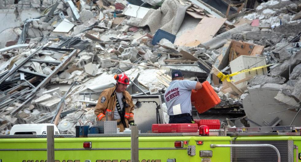 El equipo de rescate de Miami-Dade busca sobrevivientes en el colapso parcial de un edificio de 12 pisos en Surfside. (EFE / EPA / CRISTOBAL HERRERA-ULASHKEVICH).