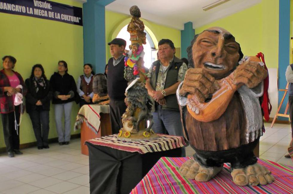 Exponen esculturas de barro inspiradas en  Valle del Mantaro