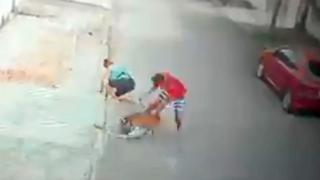 Joven salva a niño del ataque de un pitbull en plena calle (VIDEO)