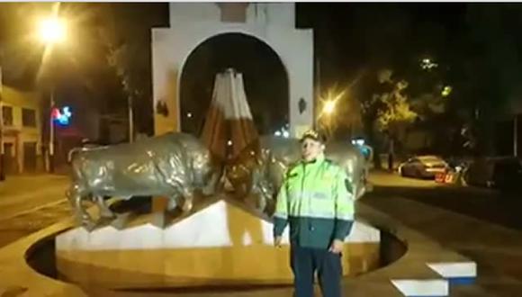 Policía canta a viva voz el himno de Arequipa por su 480 aniversario (VIDEO)