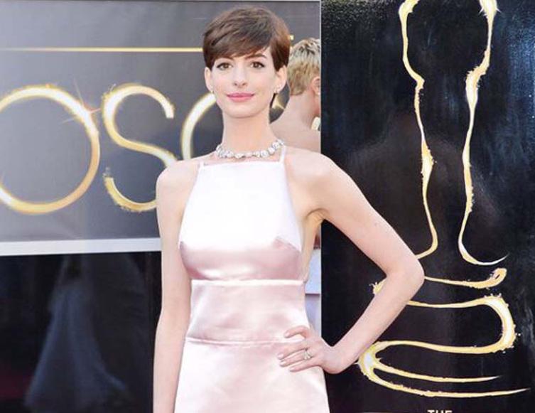 Oscar 2013: Crean cuenta de Twitter sobre los pezones de Anne Hathaway
