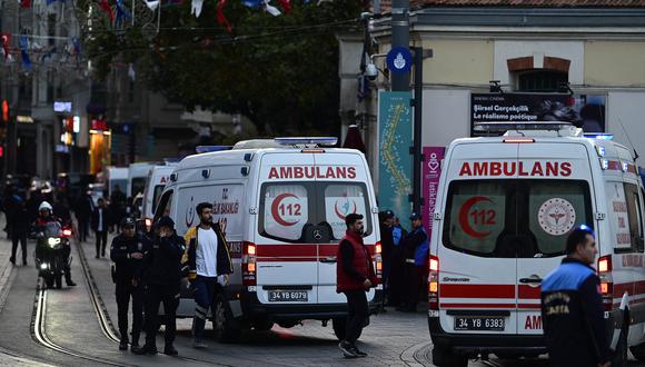 Las ambulancias se alinean mientras los policías turcos intentan asegurar el área después de que una fuerte explosión de origen desconocido sacudiera la concurrida calle comercial de Istiklal en Estambul, el 13 de noviembre de 2022.  (Foto de Yasin AKGUL / AFP)