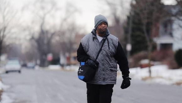 Donan miles dólares a hombre que camina 33 kilómetros para ir a trabajar