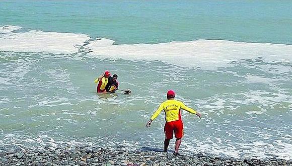 Salvavidas rescatan a tres bañistas de las playas de Puerto Pizarro y La Cruz