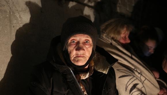 Los residentes de Sievierodonetsk, Óblast de Lugansk, esperan escondidos en su sótano durante el intenso bombardeo de las fuerzas rusas y los separatistas respaldados por Rusia el 28 de febrero de 2022. (Foto: Anatolii Stepanov / AFP)
