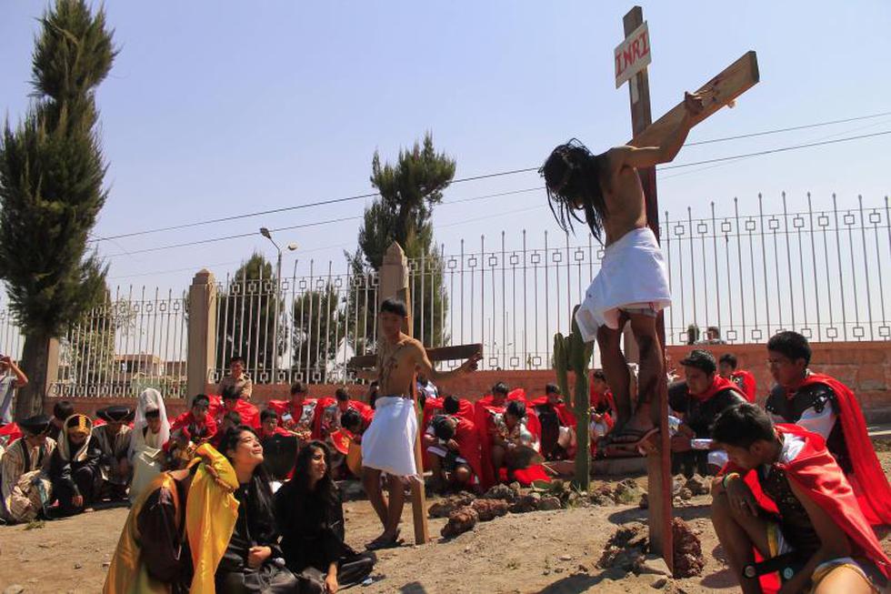 Escolares escenificaron el Vía Crucis de Jesús
