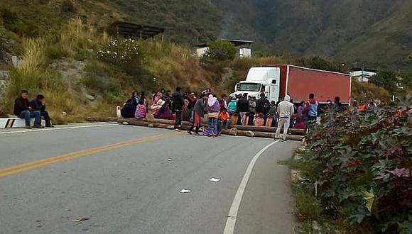 Pobladores mantienen bloqueada la vía hacía Andahuaylas