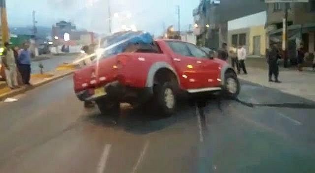 Chimbote: Joven pierde control de camioneta y choca en berma central de Pardo (Vídeo) 