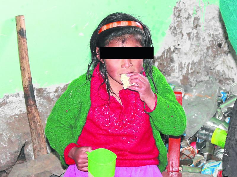 El 69% de niños come con las manos sucias