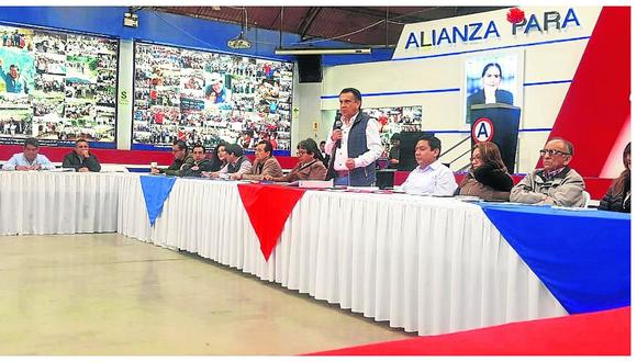 Gobernador Manuel  Llempén reaparece en actividad partidaria de APP  