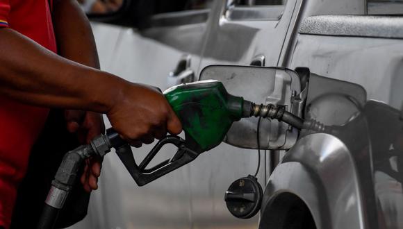 Conoce en esta nota cuáles son los puntos de venta con la gasolina más barata, además, de los diferentes precios de los combustibles en los grifos de Lima y Callao. (Foto: AFP)