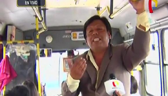 Profesor sube a buses y dicta 'clases' de historia a pasajeros (VIDEO)