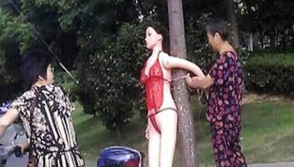 China: Policía controla el tránsito vehicular con muñecas inflables