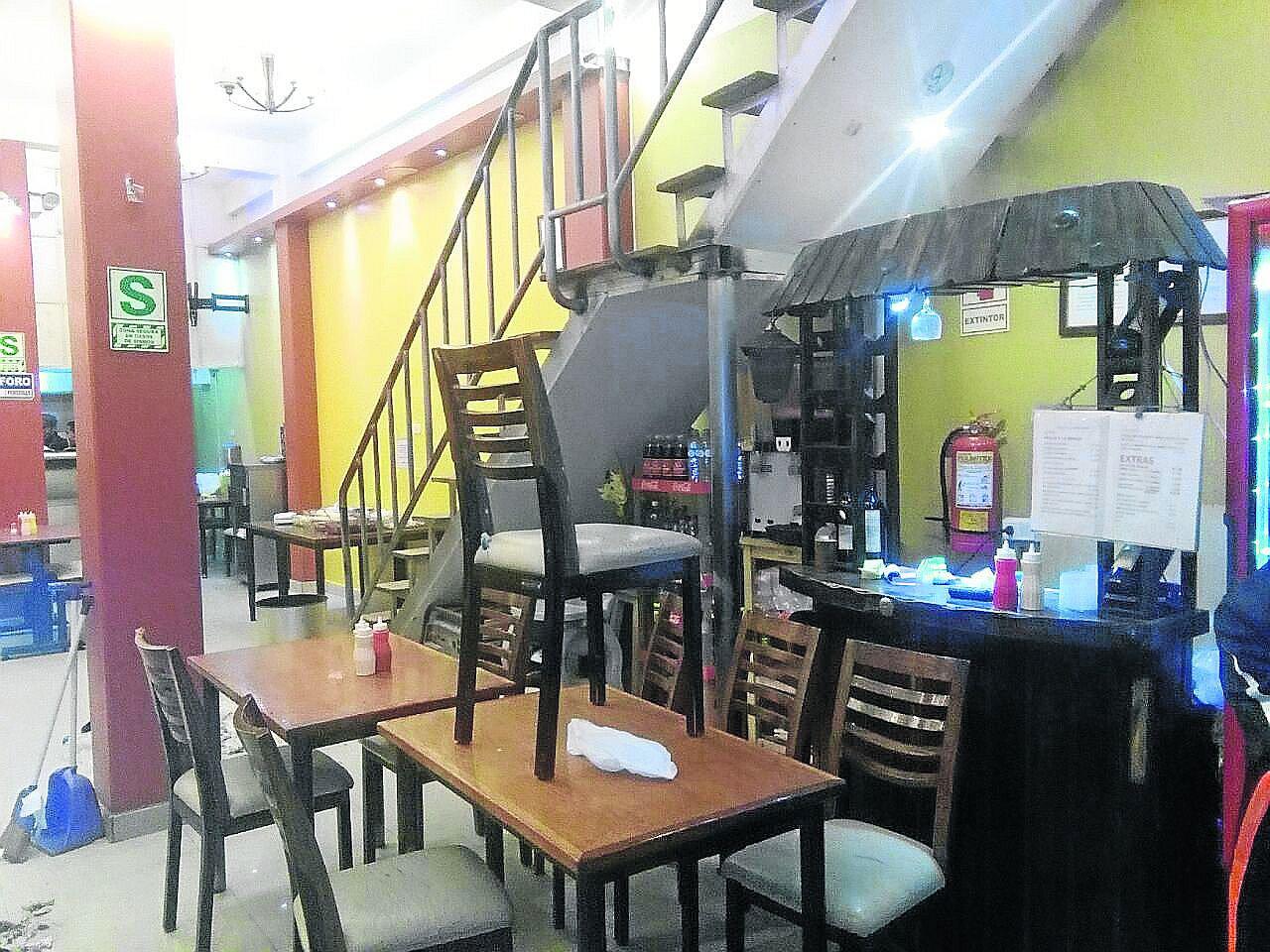 Cinco armados asaltaron a comensales en una polleria