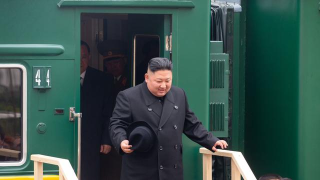 El líder norcoreano Kim Jong-un desembarcando de su tren blindado privado en una estación en la ciudad fronteriza rusa de Khasan. (Referencial/AFP/ALEXANDER SAFRONOV)