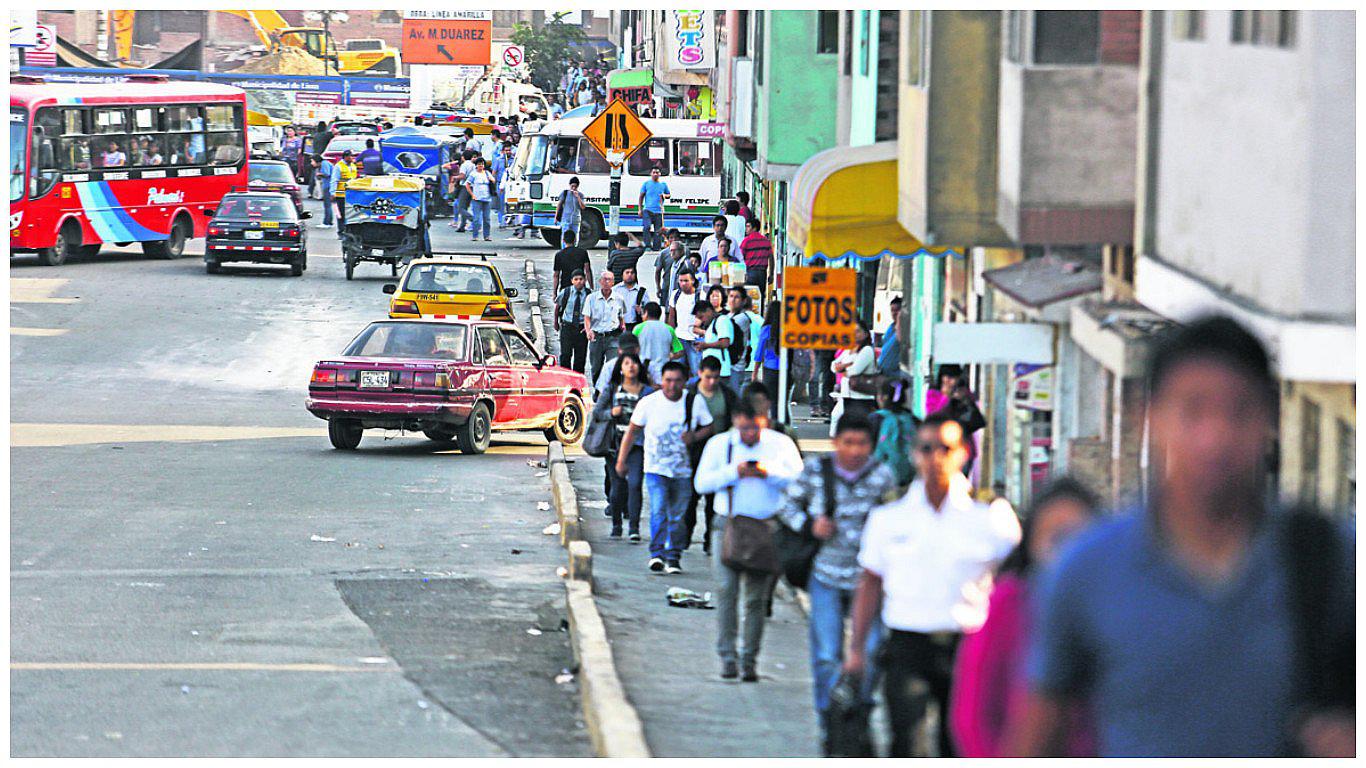 Peatones pasan penurias por las obras viales inconclusas