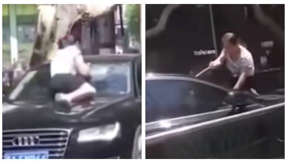 ​Mujer trepa a capó de auto en movimiento donde encontró a su esposo con amante (VIDEO)