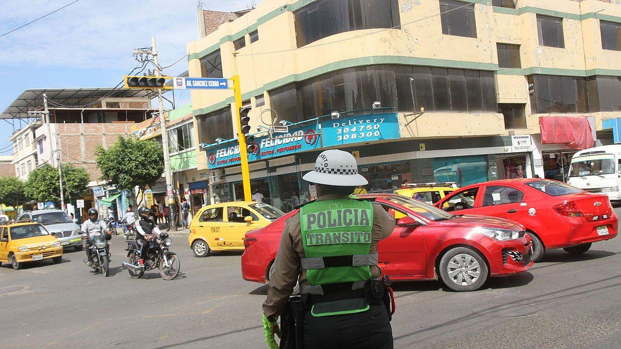 Los semáforos son un dolor de cabeza (FOTOS)