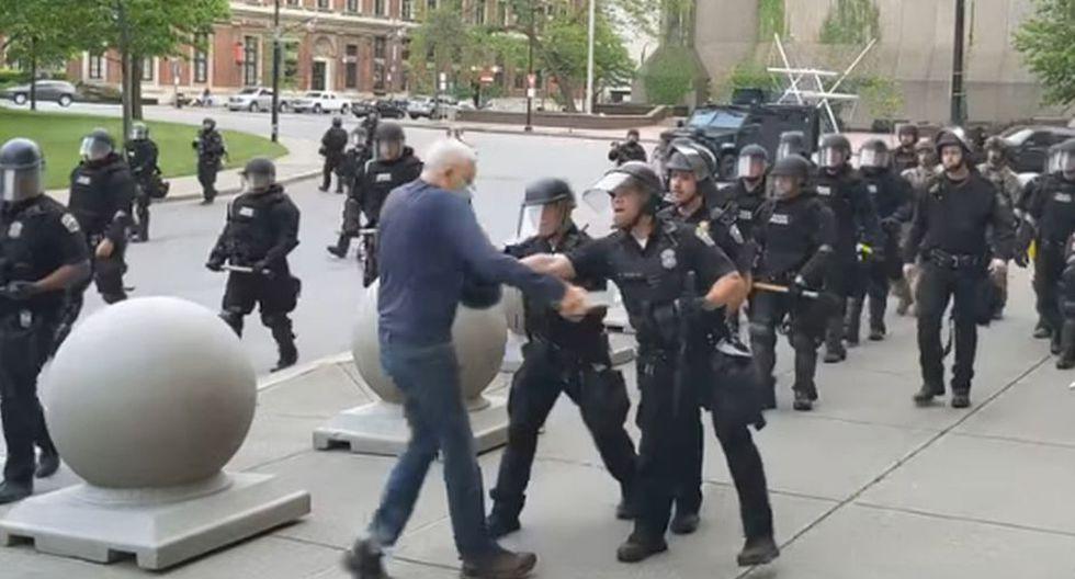 Imagen de policías empujando a hombre de 75 años en Buffalo (Nueva York). El gobernador Andrew Cuomo calificó lo ocurrido de “injustificado” y “completamente vergonzoso”. (Captura de video/YouTube/WBFO).