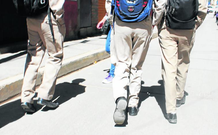 Alarmante, escolares cambian las clases por el alcohol o "terokal"