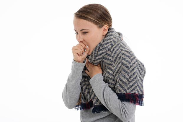 Persona toce. La tos por Ómicron puede durar de 2 a 5 días (Foto: Pixabay)