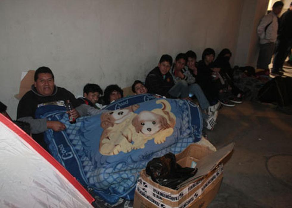 Hinchas acampan en el Estadio Nacional para ver a Messi