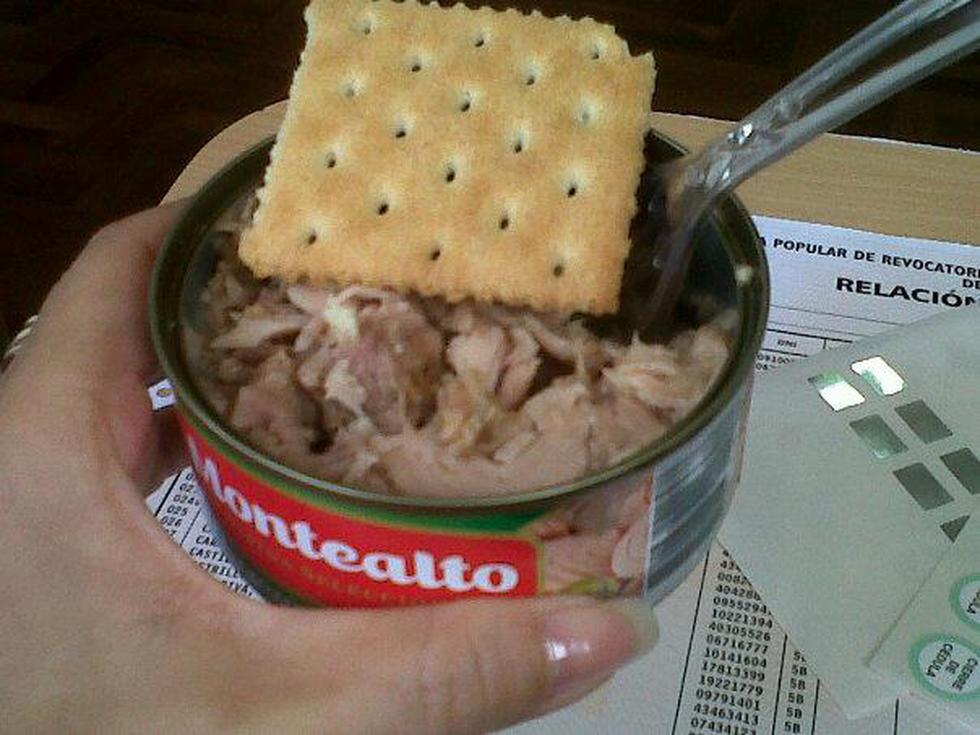 El refrigerio de los miembros de mesa: Agua, jugo, galletas y atún