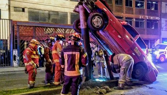 Surco: taxista resultó herido tras aparatoso accidente (VIDEO)