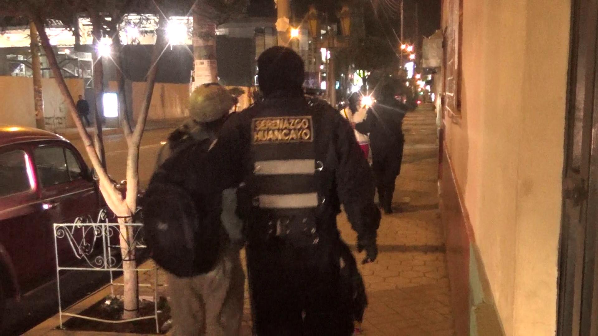 Intervienen a jóvenes teniendo relaciones sexuales en descampado