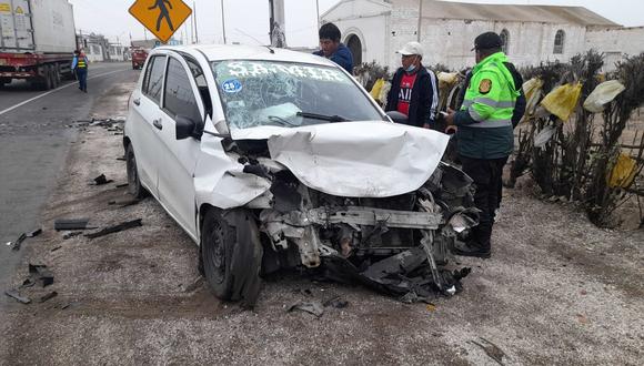 Violenta colisión entre dos autos deja cinco personas heridas en Chincha