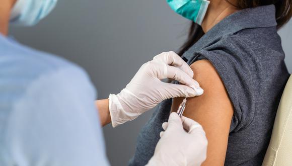 “La precaución que deben tener es esperar un intervalo mínimo de 14 días entre la aplicación de la vacuna de COVID-19 y otras inmunizaciones”, comenta el especialista.