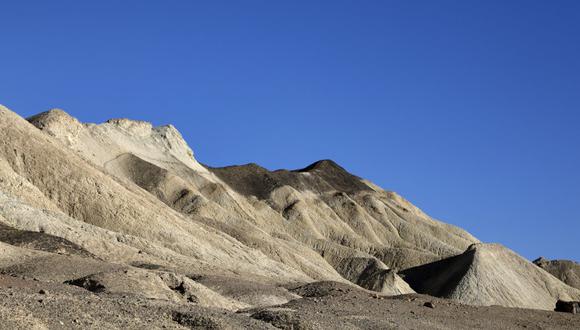 Situado en el desierto de Mojave, el Valle de la Muerte ya ostenta el récord de temperatura más elevada jamás registrada en la Tierra: 56,7°C en julio de 1913.  (Foto: RHONA WISE / AFP)
