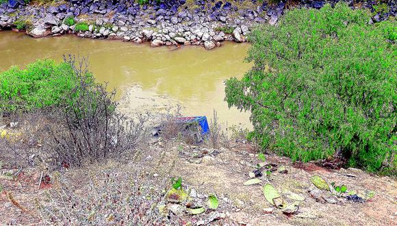 Sueño vence a conductor de semiremolque que acaba sumergido en el río Mantaro