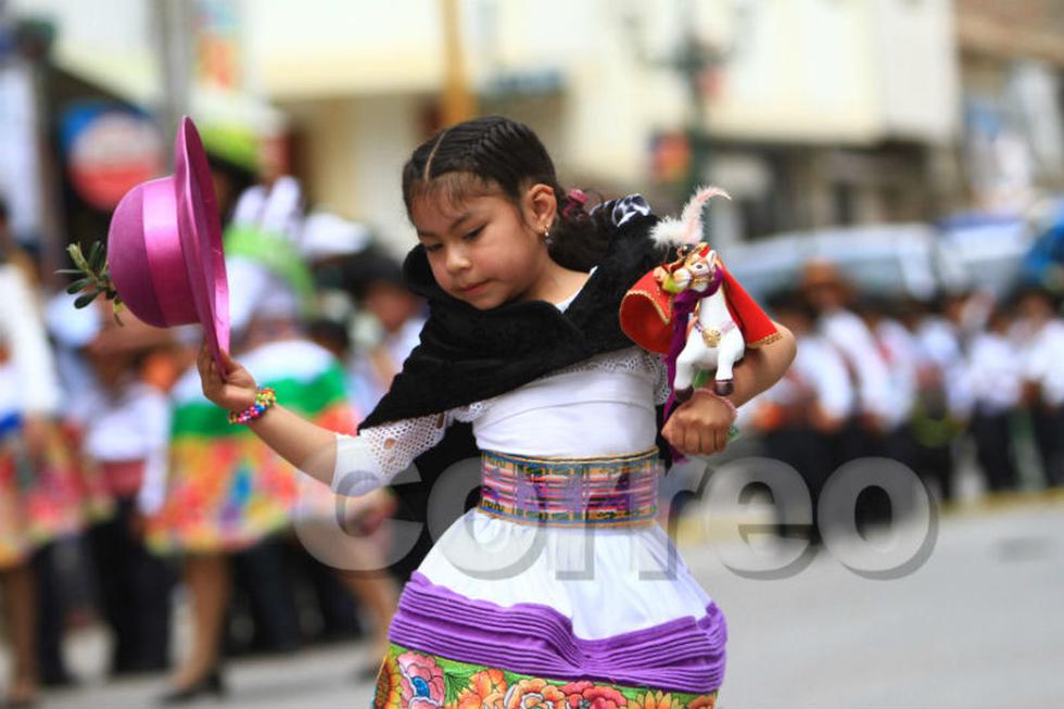 Niños "marcan" plantas en fiesta de santiago (FOTOS)