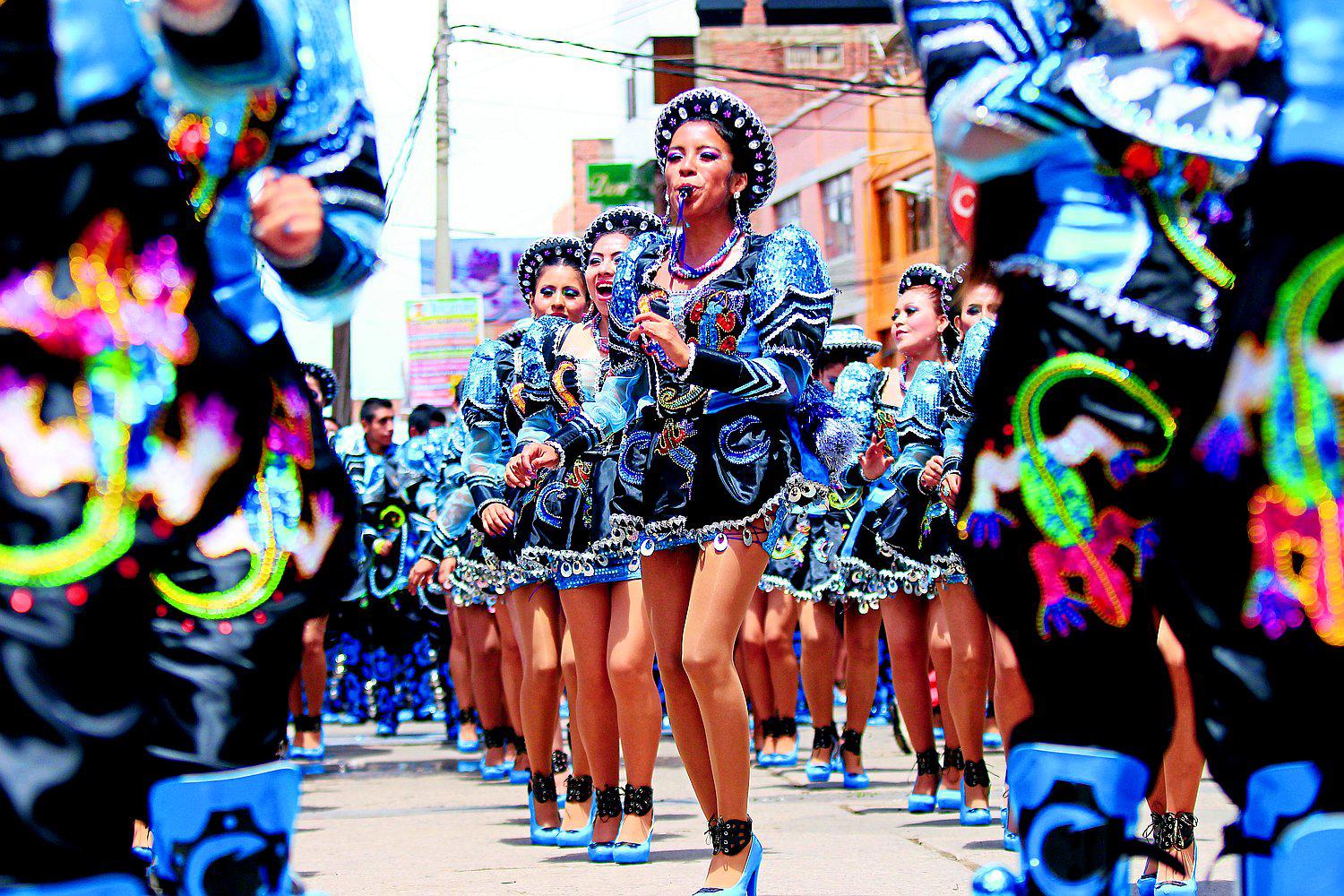 90 conjuntos de danzas de trajes de luces veneran a la Mamita Candelaria en Puno