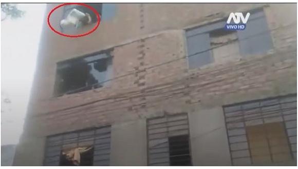 Mujer lanzó a su bebé del cuarto piso para evitar que muera en incendio (VIDEO)