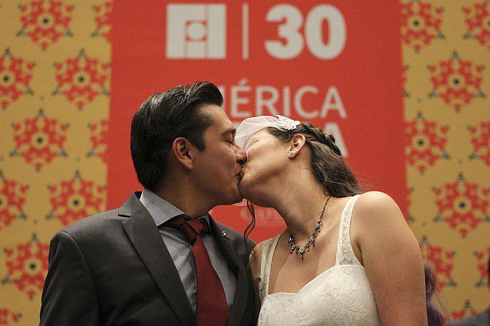 ​Jóvenes lectores cumplen sueño y se casan en la FIL de Guadalajara