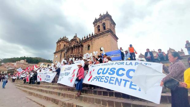 Cusqueños ask for peace on their knees (PHOTOS)