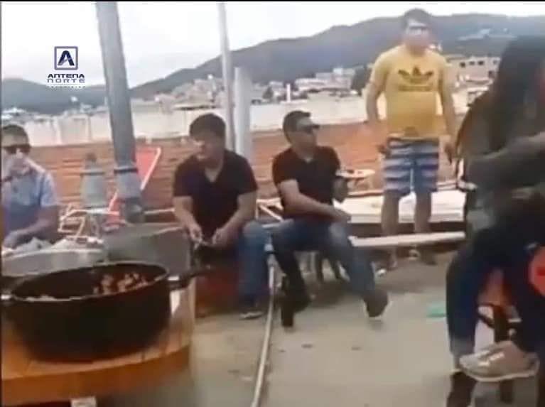 La Libertad. Fiesta de cumpleaños se celebró con parrilla en la casa de unos de los agentes en Huamachuco. (Captura de video)