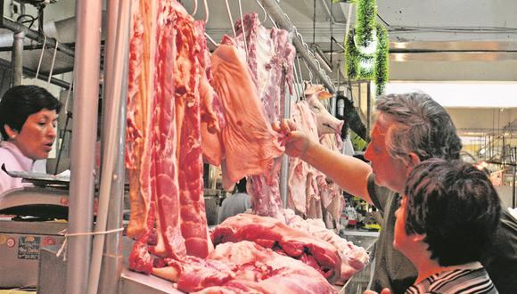 Consumidores minimizan riesgos de comer carnes rojas y embutidos