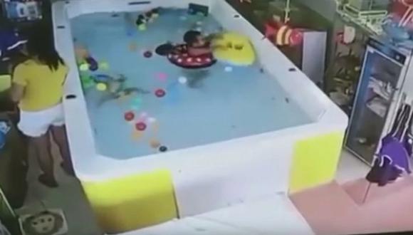 Bebé estuvo a punto de morir ahogado porque su madre estaba con el celular (VIDEO)