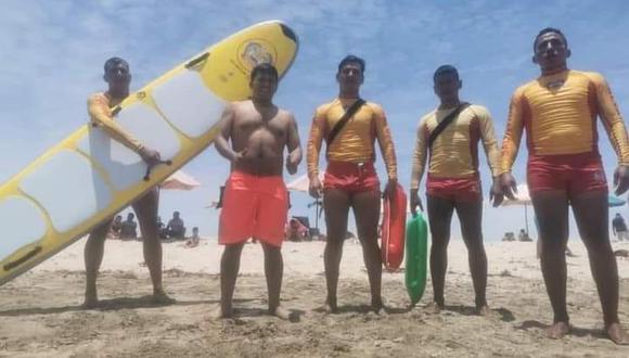 Pisco: Policía de salvataje rescató a cinco personas en playa Yumaque