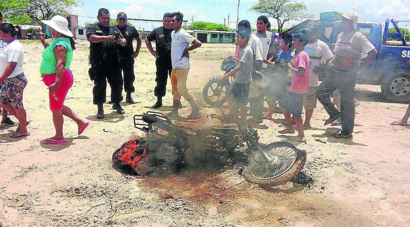 Sullana: Pobladores queman moto de presuntos delincuentes 