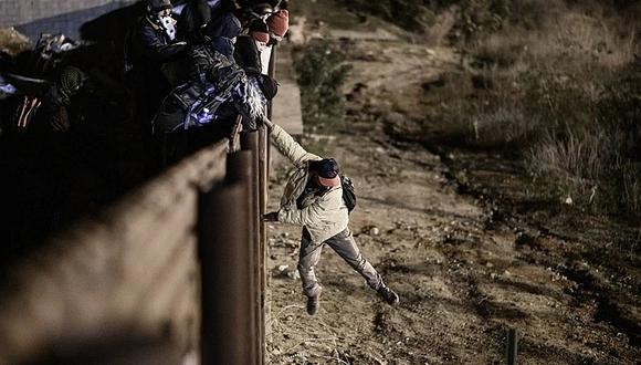Estados Unidos: Padres  e hijos cruzan la frontera llena de alambres de púas y bajo el agua (VIDEO)